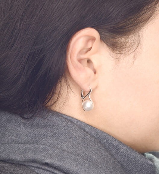 kolczyk z perłą Swarovski na uchu