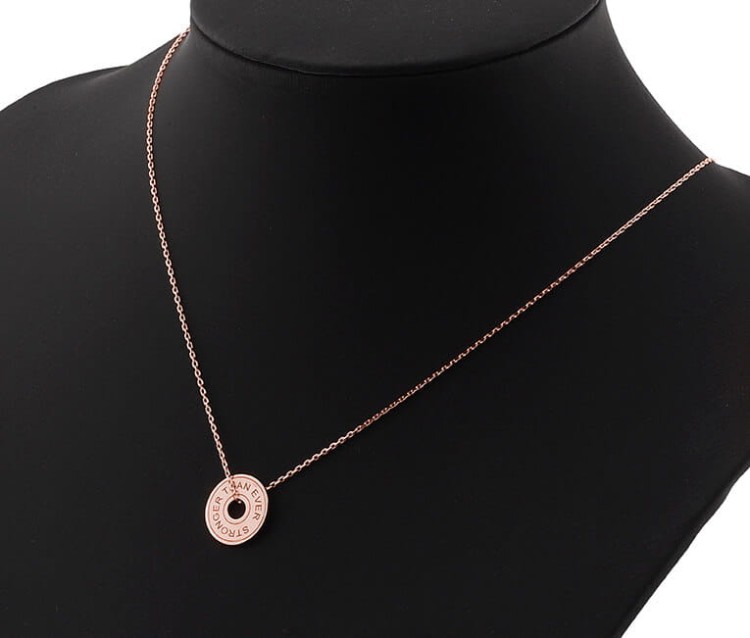 naszyjnik motywacyjny na ekspozytorze