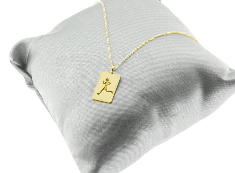 naszyjnik z biegającą osobą