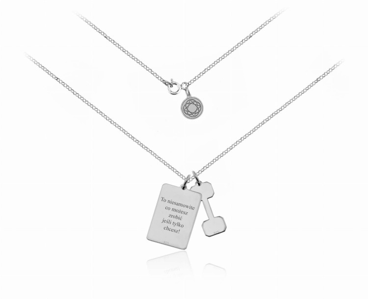 Srebrny naszyjnik z blaszką i hantlem.