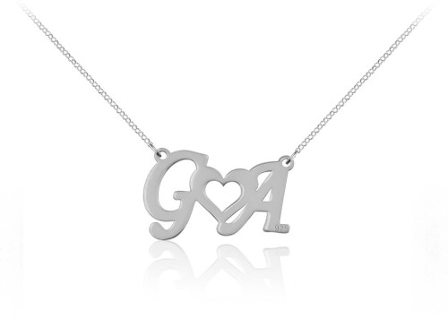 srebrny naszyjnik z literkami i sercem