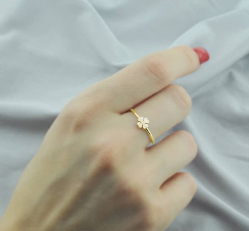 złoty pierścionek koniczynka