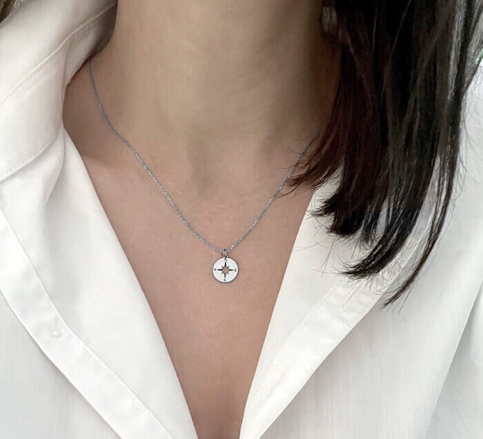 srebrny łańcuszek z ażurową różą wiatrów