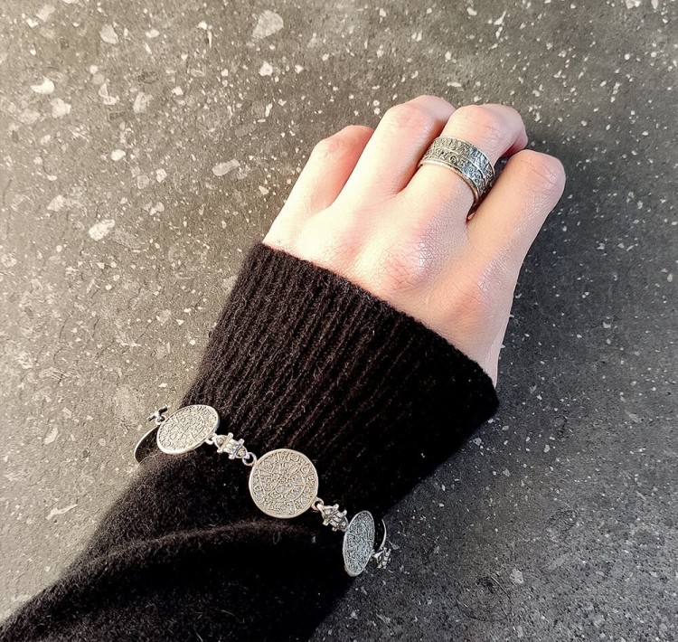 dyski z fajstos na ręce