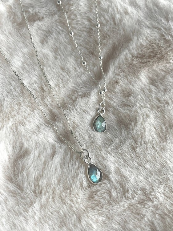 naszyjniki łańcuszki z naturalnymi kamieniami