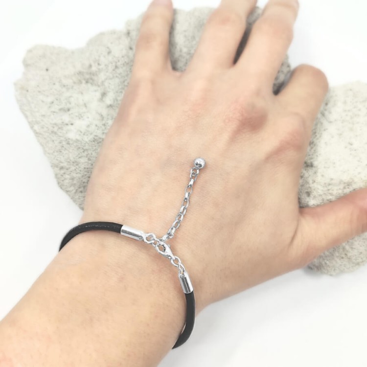 bransoletka rzemień na dłoni