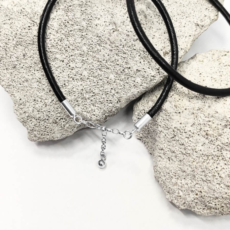 bransoletki z rzemienia z okuciami