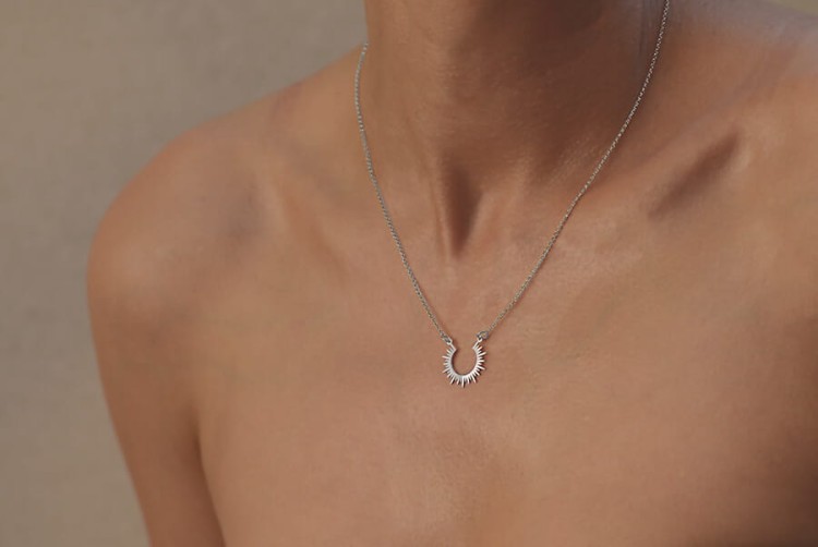 naszyjnik z motywem słońca