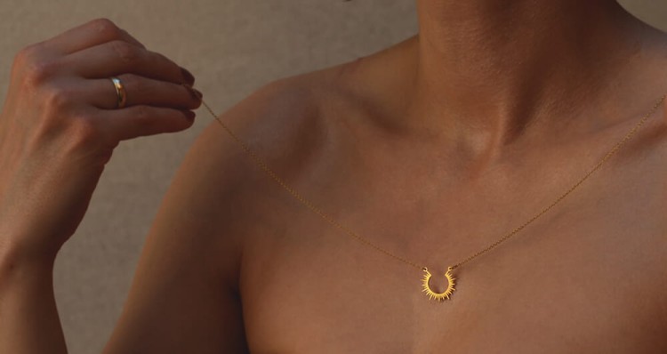 naszyjnik z motywem słońca