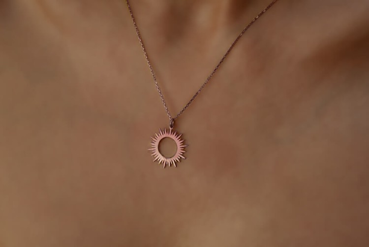 naszyjnik z motywem słońca różowe złoto
