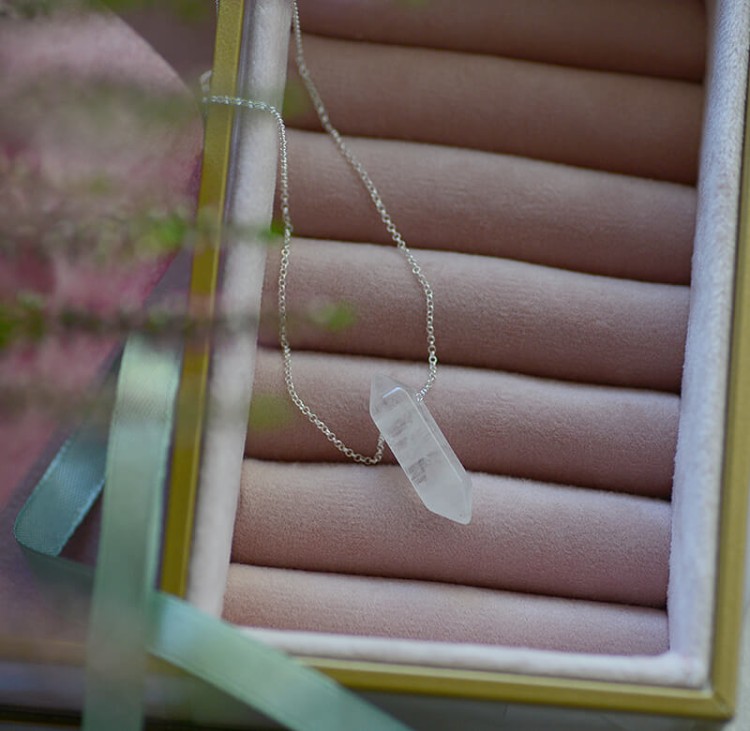 naszyjnik z kryształem górskim