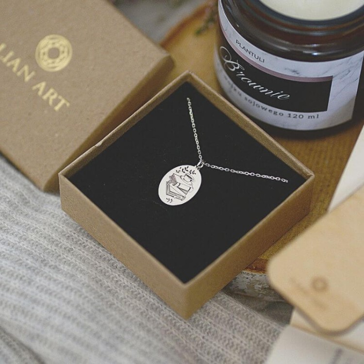 naszyjnik kawa i książka