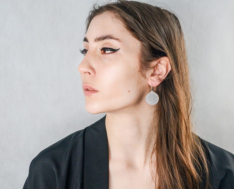 kolczyki z wzorem geometrycznym