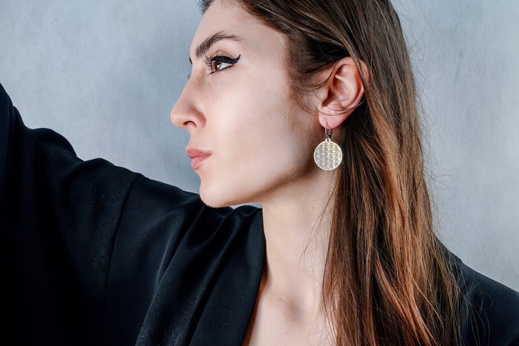 kolczyki z geometrycznym wzorem