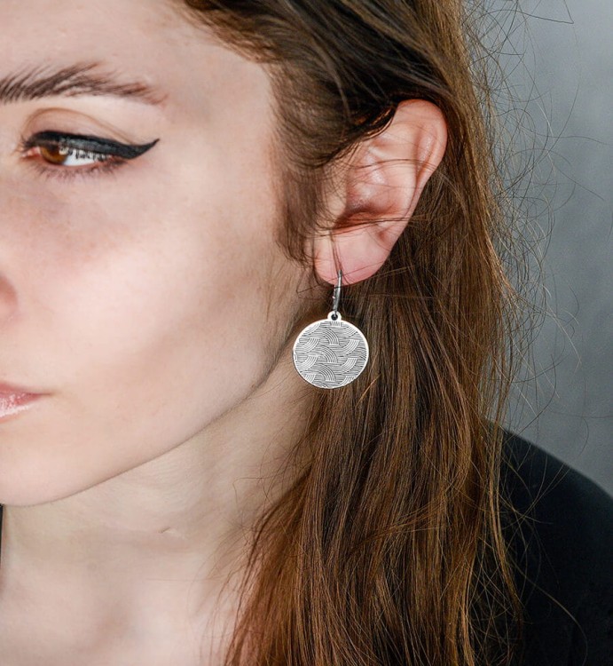 kolczyki z ornamentalnym wzorem geometrycznym