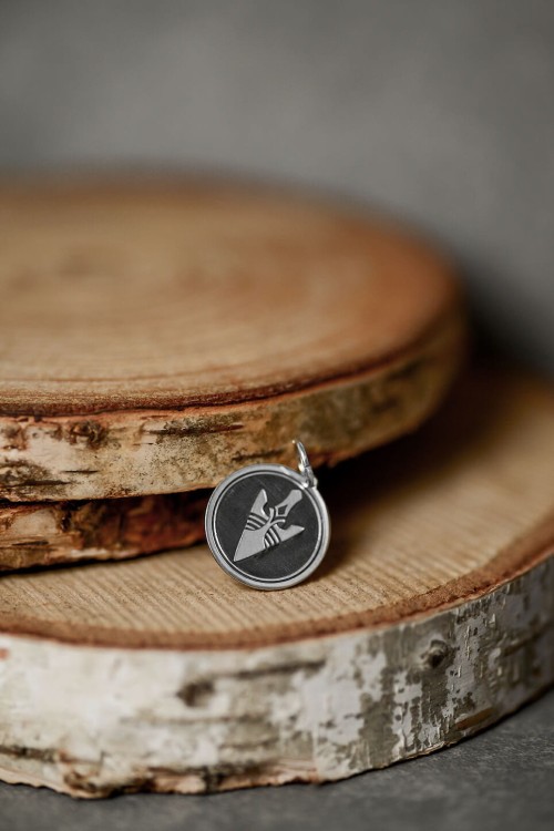 wisior z grotem strzały