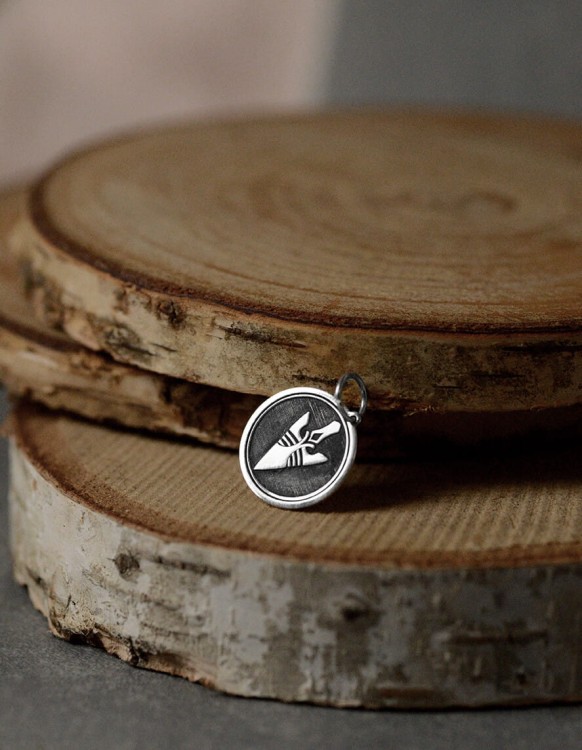 wisior z grotem strzały