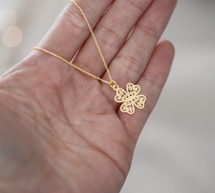 naszyjnik z azurową koniczynką splot lańcuszka ankier