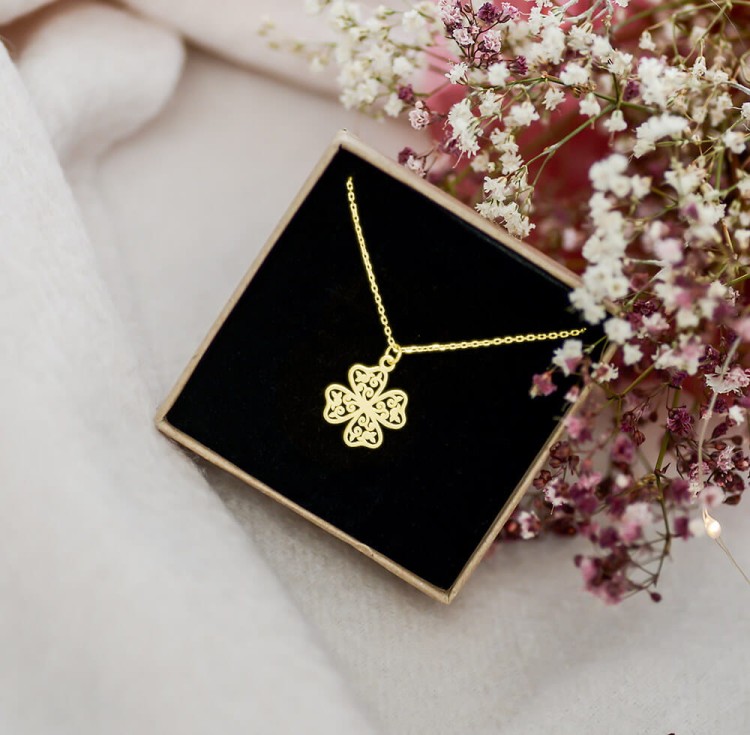 naszyjnik z azurową koniczynką splot lańcuszka ankier