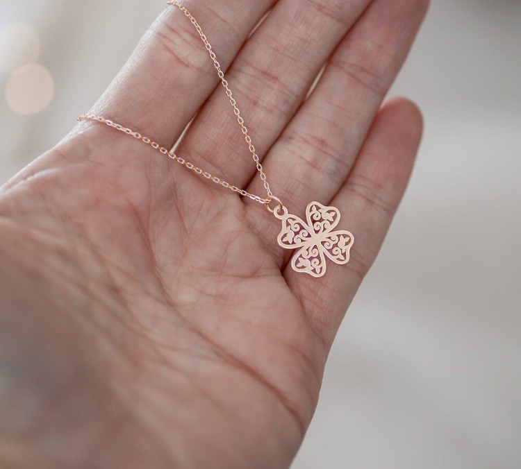 naszyjnik z azurową koniczynką splot lańcuszka ankier