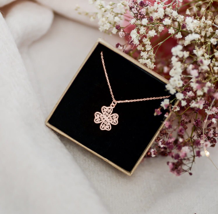 naszyjnik z azurową koniczynką splot lańcuszka ankier