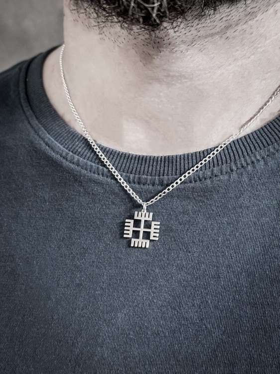 naszyjnik meski ręce boga