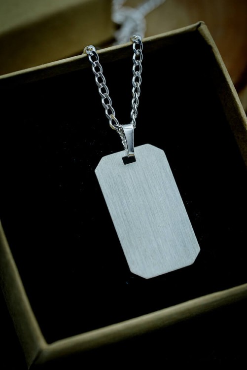 męski naszyjnik z nieśmiertelnikiem