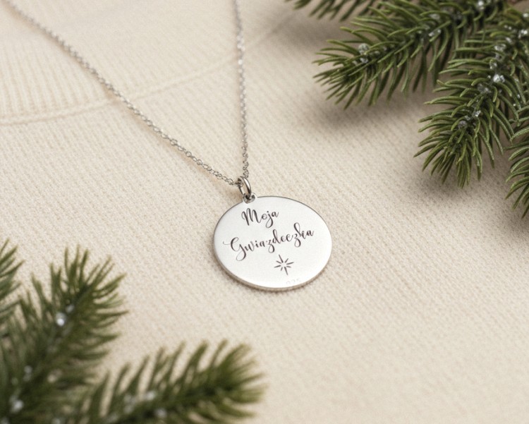 naszyjnik z medalionem, gwiazdką i grawerem